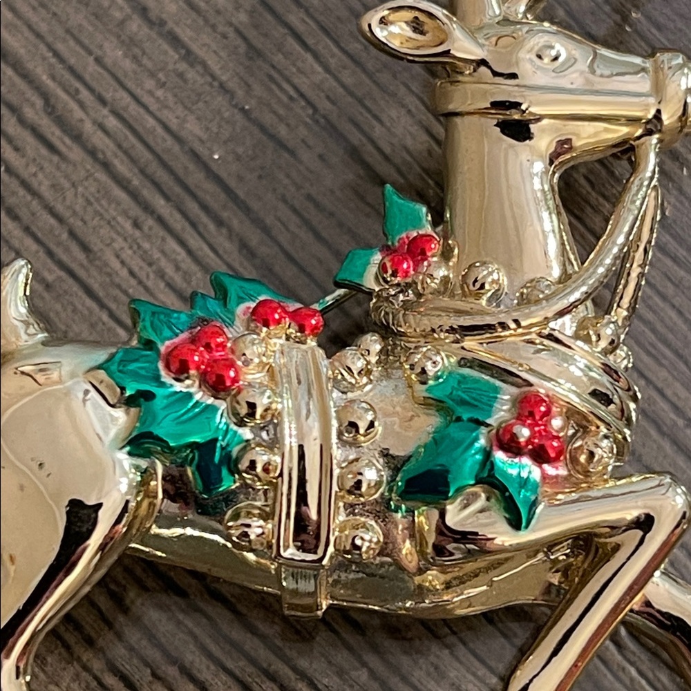 Large Vintage Gold-tone Reindeer with Holly Accents Brooch Holiday Pin - Picture 11 of 15